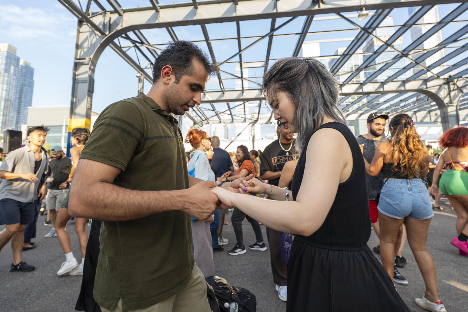 Personas bailando en el puerto 76 de Manhattan durante una clase de salsa, en Nueva York (Estados Unidos). EFE/ Ángel Colmenares