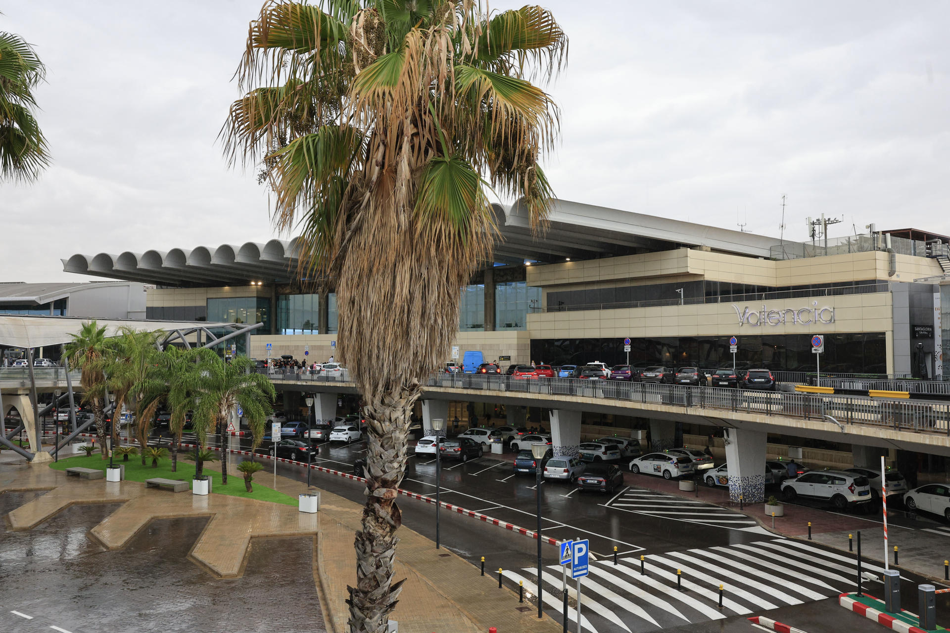 Aeropuerto de Manises (València). La compañía Vueling desembarcó este miércoles en el aeropuerto de València a un grupo de adolescentes franceses de un vuelo con destino París debido al "comportamiento conflictivo" de estos pasajeros que ponía "en riesgo el desarrollo seguro del vuelo", según ha informado la aerolínea y han confirmado a EFE fuentes de la Guardia Civil. EFE/ Kai Forsterling