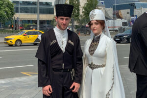 MOSCÚ (RUSIA), 08/07/2025.- Más de 200 parejas rusas se dan estos días el 'sí, quiero' en el Festival de Bodas que arrancó este martes en el centro moscovita Rossiya con ocasión del Día de la Familia, el Amor y la Fidelidad. Bajo el lema 'Rusia, conectando corazones', el evento incluye ceremonias nupciales, conciertos, clases maestras, exposiciones y otros actos festivos. EFE/ Anush Janbabian