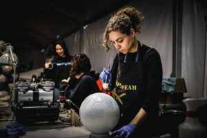 Fotografía de archivo en donde se ve a una mujer que trabaja en una fábrica de balones en Buenos Aires (Argentina). EFE/ Juan Ignacio Roncoroni