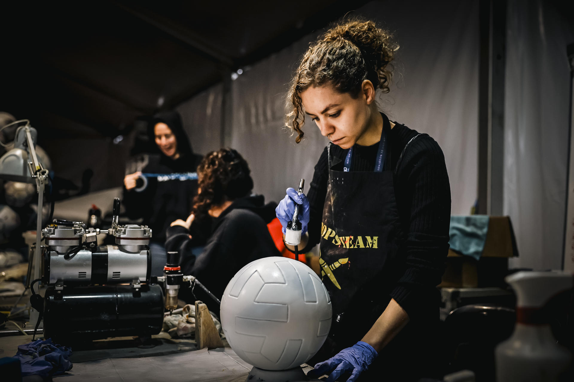Fotografía de archivo en donde se ve a una mujer que trabaja en una fábrica de balones en Buenos Aires (Argentina). EFE/ Juan Ignacio Roncoroni