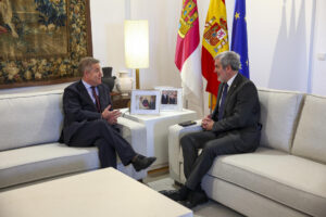 El presidente de Castilla-La Mancha, Emiliano García-Page (i), se reúne con su homólogo de Canarias, Fernando Clavijo (d), este miércoles en Toledo. EFE/ Ismael Herrero