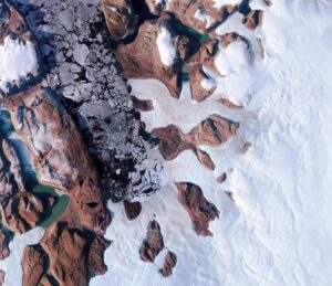 Imagen de radar satelital que muestra el daño estructural causado a la capa de hielo por la erupción subglacial (izquierda) y el cambio en la elevación de la superficie cartografiada por ArcticDEM sobre el lago subglacial y el lugar de la fractura (derecha). Fotografía facilitada por la Universidad de Lancaster, ESA, contiene datos modificados de Copernicus Sentinel y ArcticDEM.