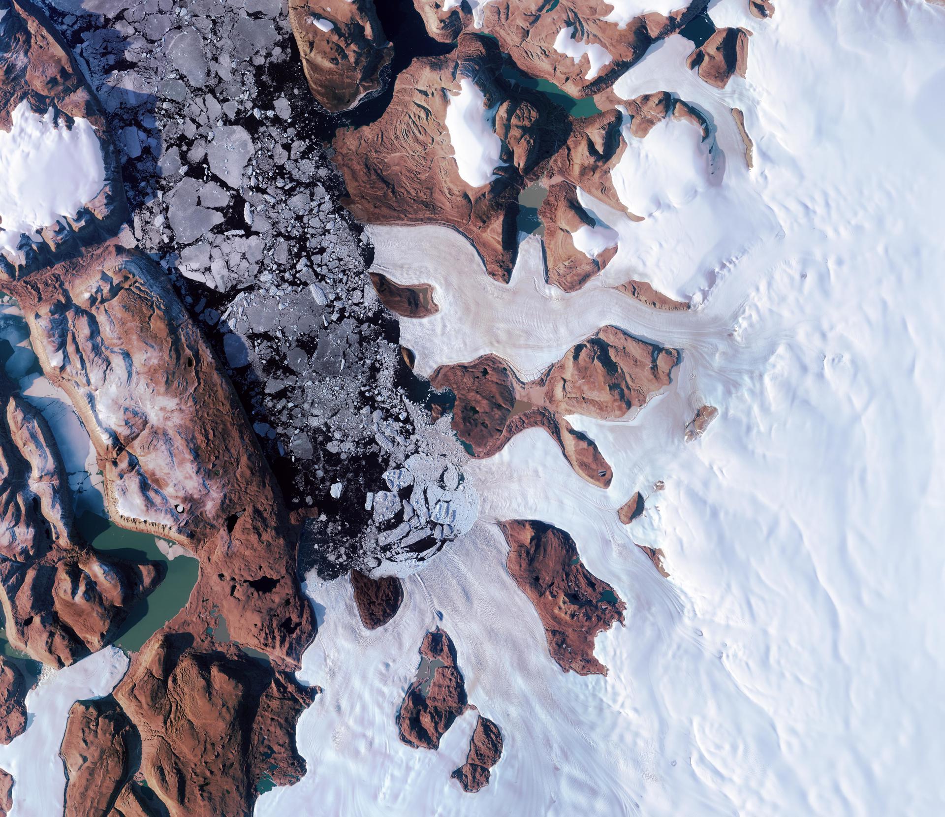 Imagen de radar satelital que muestra el daño estructural causado a la capa de hielo por la erupción subglacial (izquierda) y el cambio en la elevación de la superficie cartografiada por ArcticDEM sobre el lago subglacial y el lugar de la fractura (derecha). Fotografía facilitada por la Universidad de Lancaster, ESA, contiene datos modificados de Copernicus Sentinel y ArcticDEM.