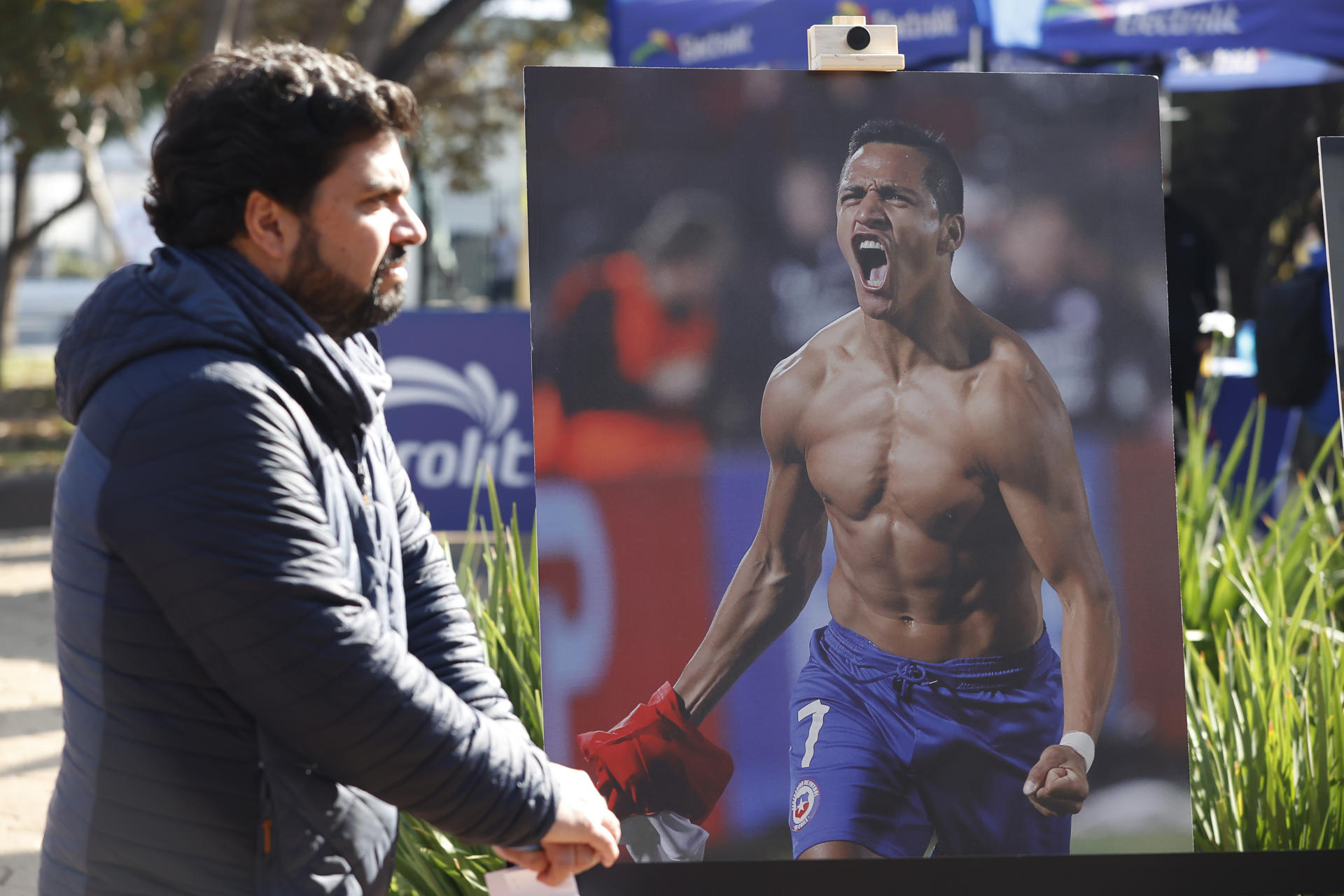 Camisetas, banderines, la réplica del trofeo y una serie de fotografías forman parte de una exposición conmemorativa de los diez años de la conquista en Santiago de Chile de la Copa América de 2015, la noche del 4 de julio. EFE/ Elvis González