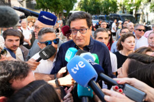 El ministro para la Transformación Digital y de la Función Pública, Óscar López, hace declaraciones a los medios a las puertas de la sede del PSOE en la madrileña calle de Ferraz, donde este sábado tiene lugar el Comité Federal del PSOE. EFE/Borja Sánchez-Trillo