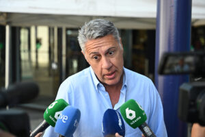 El alcalde de Badalona y presidente del congreso nacional del PP Xavier García Albiol, a su llegada a la segunda jornada del Congreso del partido, en la que Feijóo será reelegido presidente de la formación y en la que se aprobarán las dos ponencias, la hoja de ruta del partido de cara a la conquista de La Moncloa, este sábado. EFE/ Fernando Villar