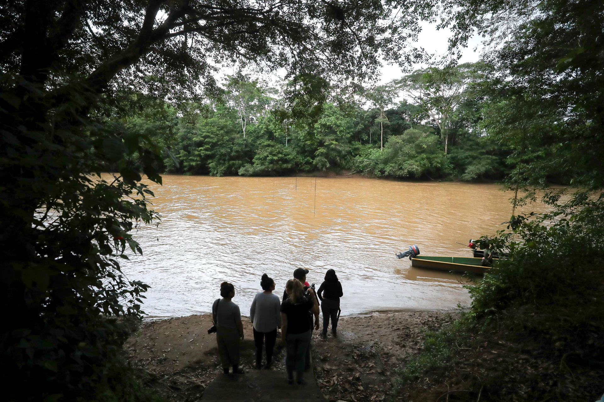 Fotografía del 26 de junio de 2025 de personas de la comunidad indígena en Sarayaku (Ecuador). EFE/José Jácome