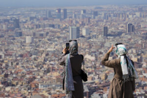 Turistas en el Turó de la Rovira de Barcelona este mes de junio en medio de la ola de calor. EFE/Alejandro García