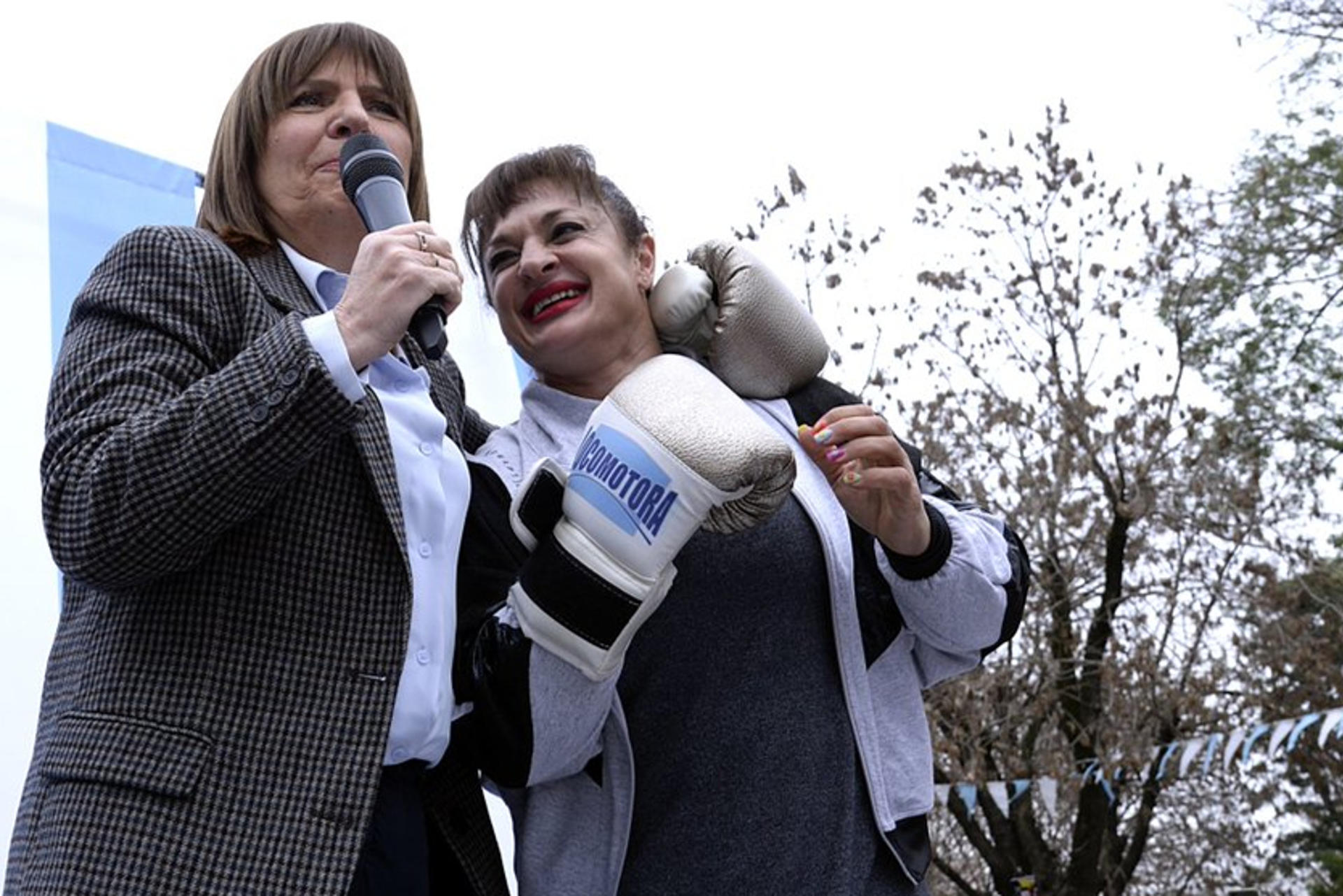 Fotografía cedida por Ministerio de Seguridad Nacional que muestra a la excampeona mundial de boxeo argentina Alejandra 'Locomotora' Oliveras (d) junto a la ministra de esta cartera, Patricia Bullrich. Oliveras falleció como consecuencia de un accidente cerebro vascular (ACV) isquémico sufrido el pasado 14 de julio.EFE/ Ministerio de Seguridad Nacional /SOLO USO EDITORIAL/ NO VENTAS/ SOLO DISPONIBLE PARA ILUSTRAR LA NOTICIA QUE ACOMPAÑA (CRÉDITO OBLIGATORIO)