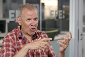 - El explorador español Ramón Larramendi asegura en entrevista con EFE que en Groenlandia, una isla con gran valor geoestratégico, las autoridades apuestan por la minería para su futuro, actividad para la que "se han aprobado proyectos con participación de empresas estadounidenses", y que necesitan "altos estándares medioambientales" para no comprometer sus ecosistemas.EFE/ Chema Moya