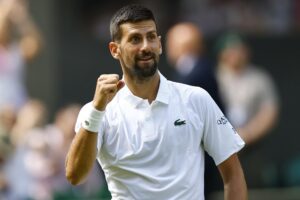 El serbio Novak Djokovic celebra su victoria en segunda ronda de Wimbledon contra el británico Daniel Evans. EFE/EPA/TOLGA AKMEN EDITORIAL USE ONLY