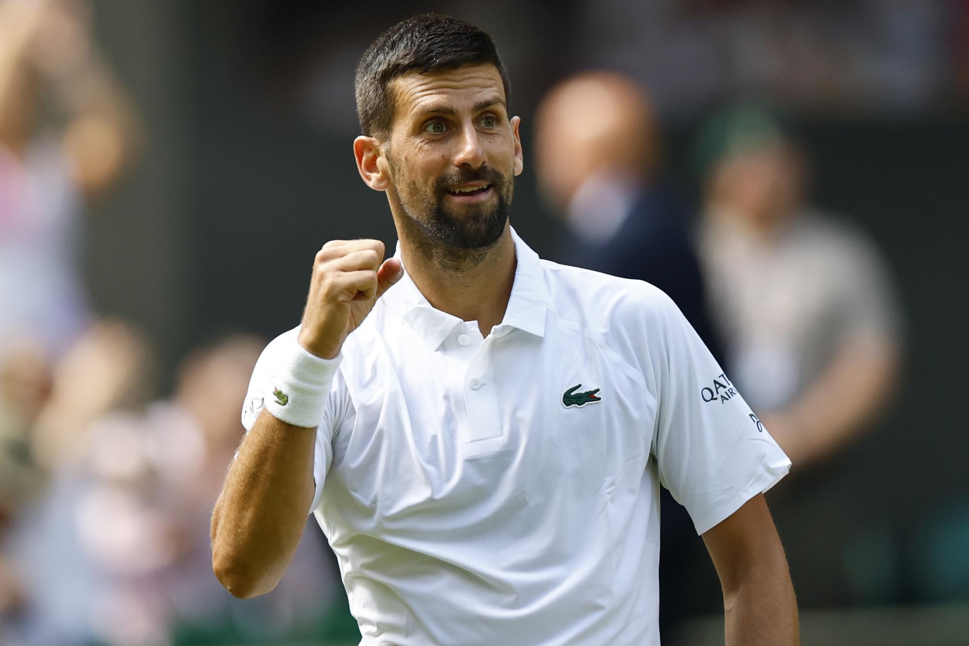 El serbio Novak Djokovic celebra su victoria en segunda ronda de Wimbledon contra el británico Daniel Evans. EFE/EPA/TOLGA AKMEN EDITORIAL USE ONLY