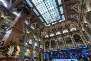 Vista del Ibex 35, el principal indicador del parqué madrileño de la Bolsa este lunes, que cierra con un alza del 0,73 % y se acerca a los 14.100 puntos, hasta situarse en los 14.074,8 enteros. EFE/ Altea Tejido