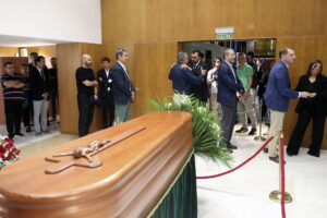La capilla ardiente del expresidente asturiano Antonio Trevín ha quedado instalada este jueves en la sede de la Presidencia del Principado, en la calle Suárez de la Riva de Oviedo, donde permanecerá abierta al público hasta las 20:00 horas. EFE/ J.L.Cereijido