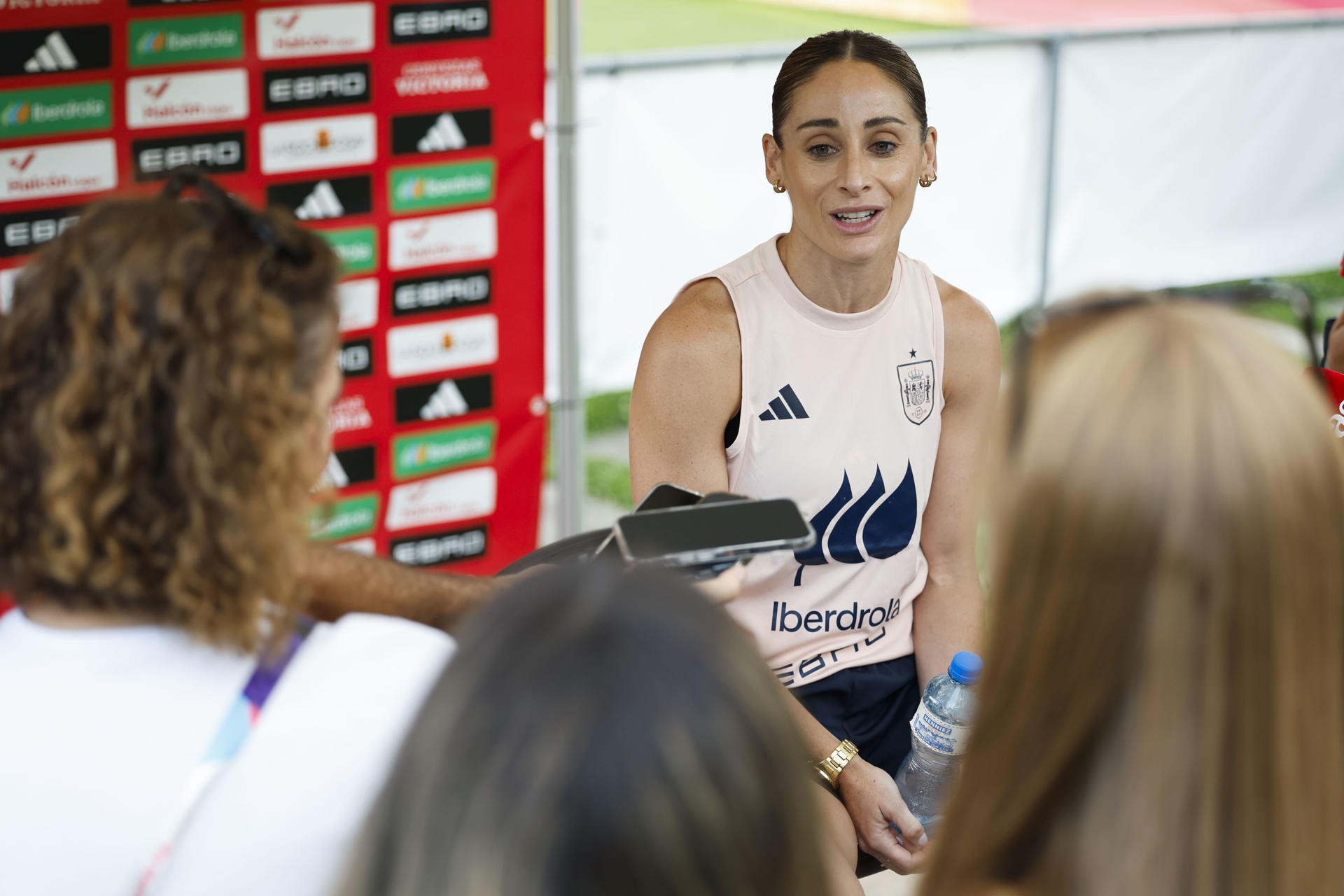 La jugadora de la selección española, Esther González, durante la rueda de prensa que ha ofrecido hoy jueves en Lausana, previa a la final que disputan el próximo domingo frente a Inglaterra. EFE / Ana Escobar.
