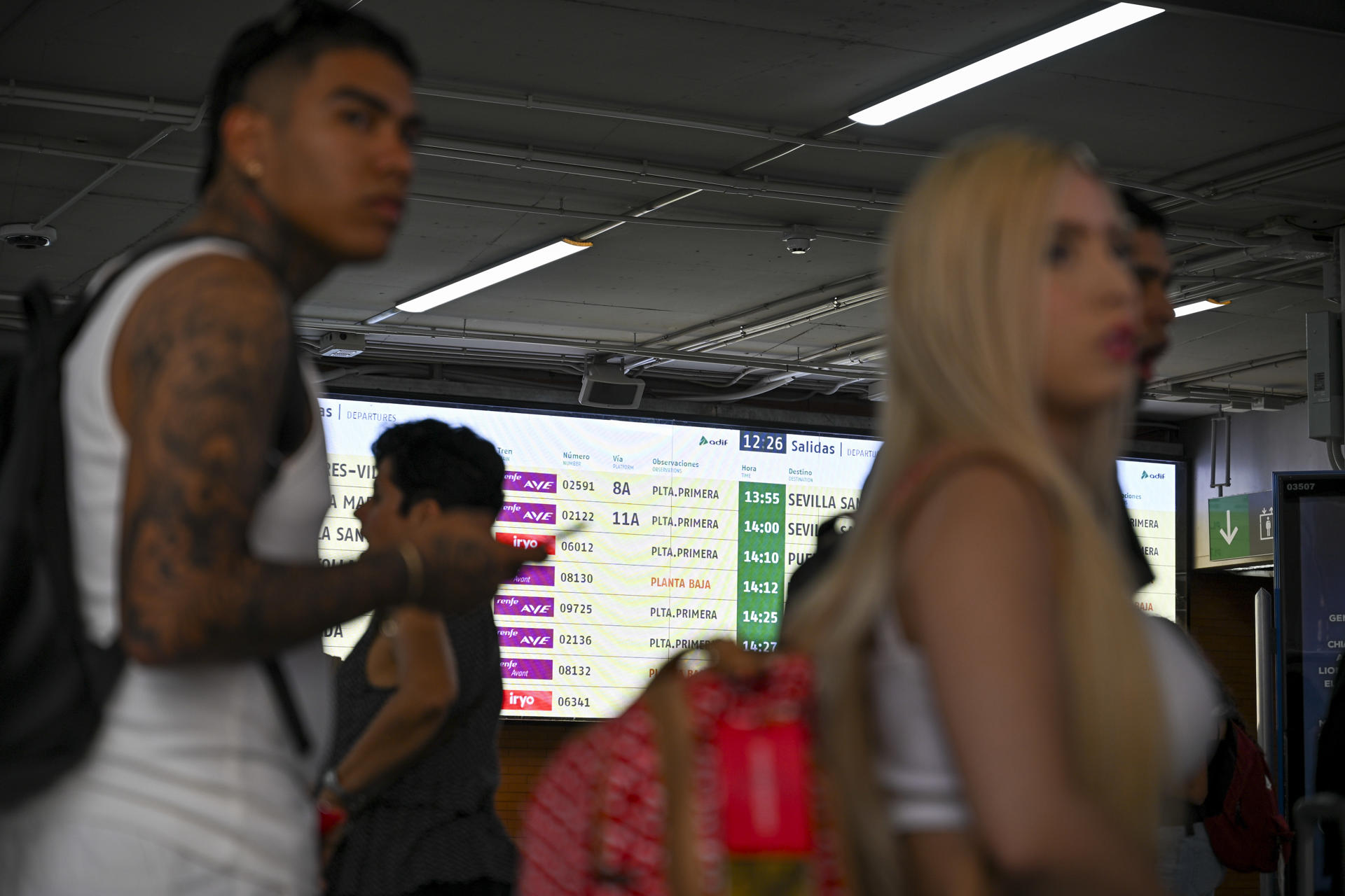 MADRID, 31/07/2025.- Pasajeros en la estación de trenes de Atocha este jueves en el que empieza la operación salida de agosto. EFE/ Fernando Villar
