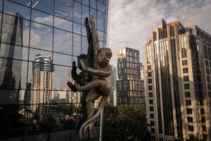 Fotografía de la escultura Mono Dorado de la artista australiana Lisa Roet en un edificio este viernes, en la ciudad de Sao Paulo (Brasil). EFE/ Isaac Fontana