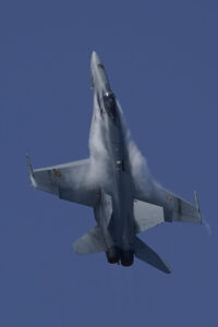 Imagen de un F-18 del Ejército del Aire y del Espacio que participó ayer domingo en la playa de San Lorenzo y sus aledaños en el XIX Festival Aéreo de Gijón. EFE/Paco Paredes