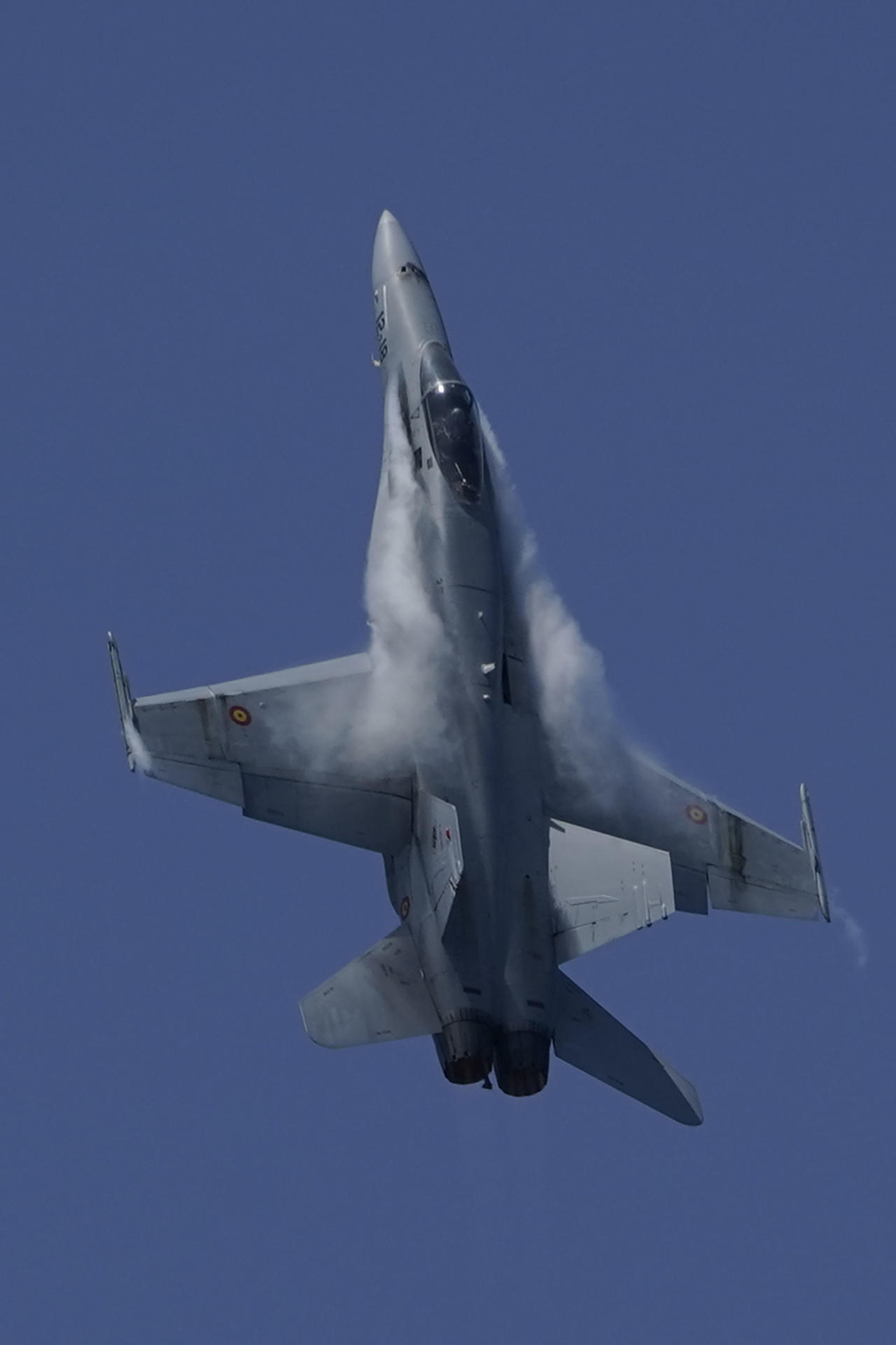 Imagen de un F-18 del Ejército del Aire y del Espacio que participó ayer domingo en la playa de San Lorenzo y sus aledaños en el XIX Festival Aéreo de Gijón. EFE/Paco Paredes