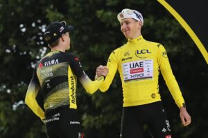 El esloveno Tadej Pogacar saluda al danés Jonas Vingegaard (I) EFE/EPA/CHRISTOPHE PETIT TESSON