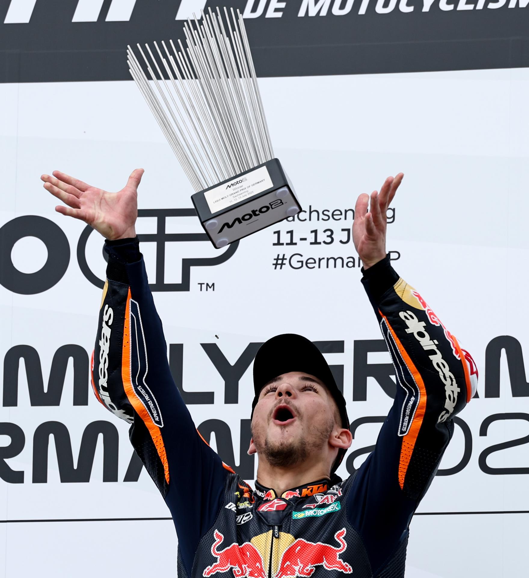 El piloto turco de Red Bull KTM Ajo Deniz Oncu celebra en el podio después de ganar la carrera de Moto2 del Gran Premio de Motociclismo de Alemania, en el circuito de carreras de Sachsenring en Hohenstein-Ernstthal, Alemania. EFE/EPA/FILIP SINGER