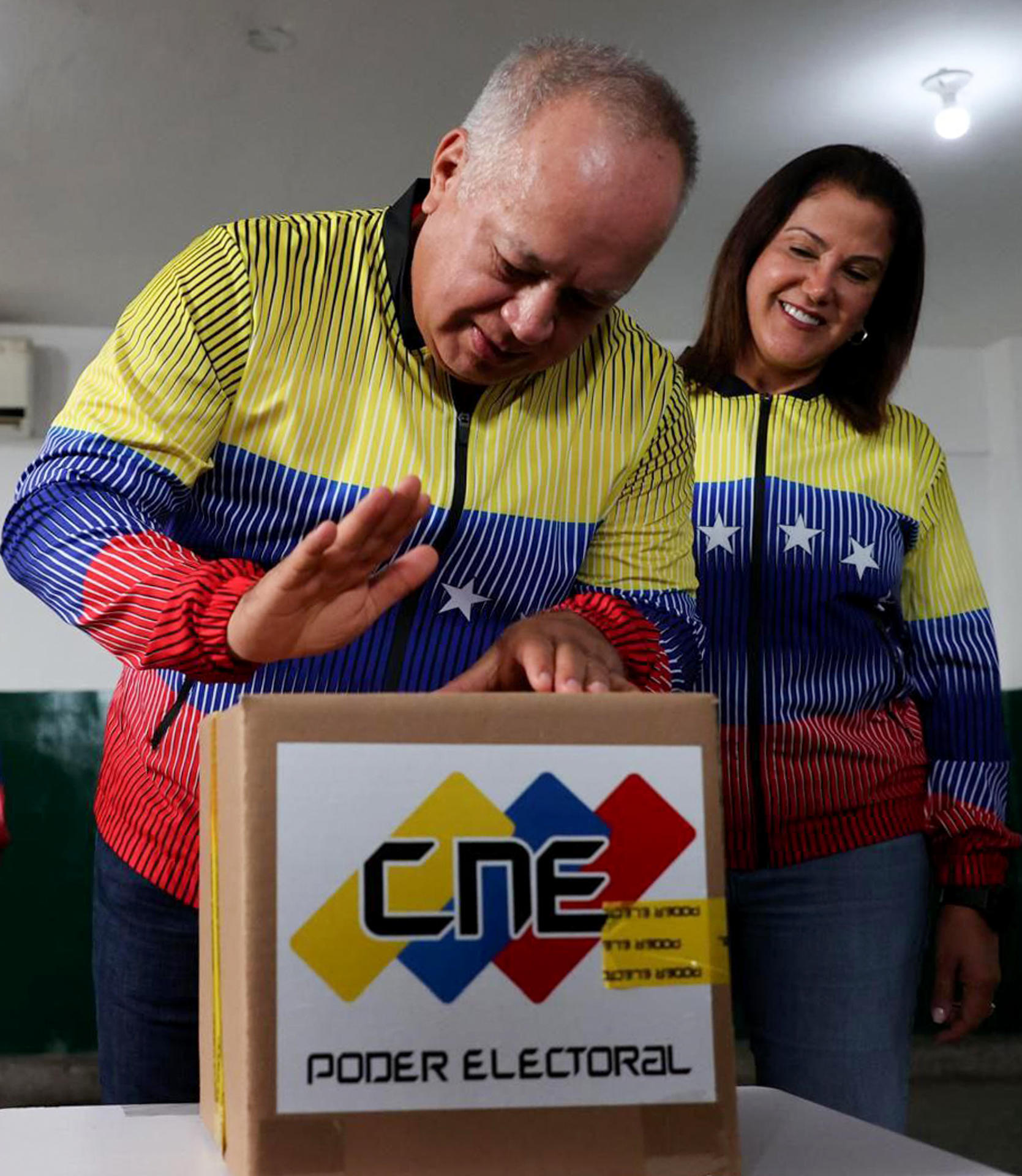Fotografía cedida por Prensa del Ministerio de Interior, Justicia y Paz que muestra al ministro del Interior y Justicia de Venezuela, Diosdado Cabello, votando durante las elecciones municipales este domingo, en Caracas (Venezuela). EFE/ Prensa del Ministerio de Interior Justicia y Paz /