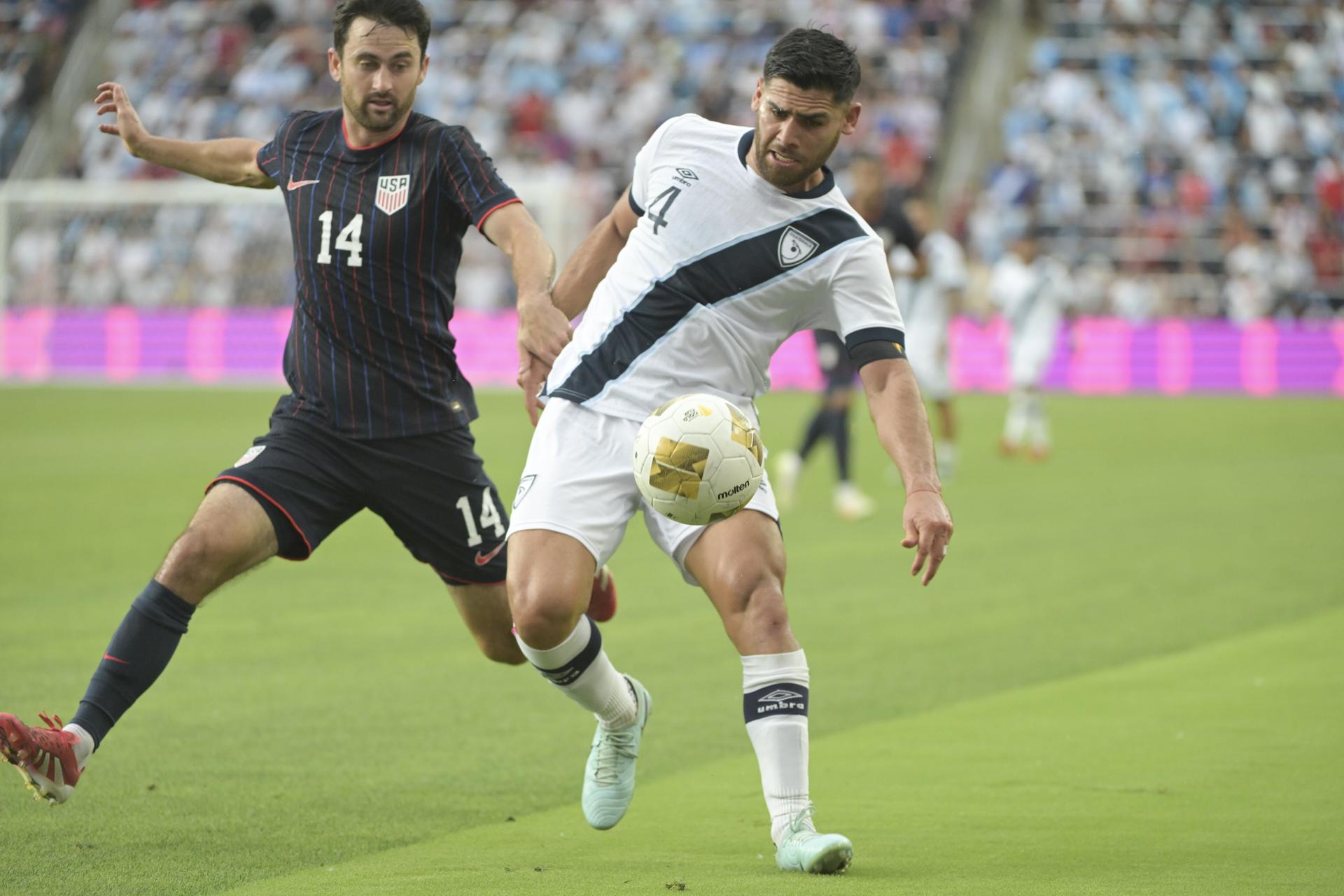 El guatemalteco José Pinto en acción ante la marca de Luca de la Torre, de Estados Unidos. EFE/EPA/MICHAEL THOMAS
