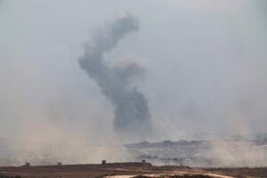 El humo se eleva tras un ataque aéreo israelí en la parte norte de la Franja de Gaza, cerca de la ciudad de Gaza, visto desde el lado israelí de la frontera entre Israel y Gaza, el 29 de julio de 2025. EFE/EPA/ATEF SAFADI