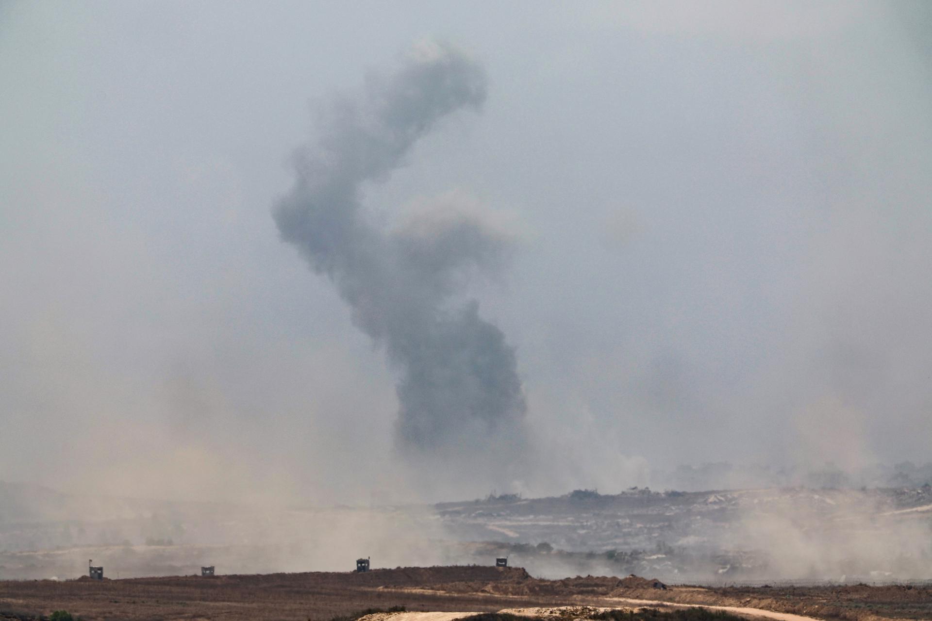 El humo se eleva tras un ataque aéreo israelí en la parte norte de la Franja de Gaza, cerca de la ciudad de Gaza, visto desde el lado israelí de la frontera entre Israel y Gaza, el 29 de julio de 2025. EFE/EPA/ATEF SAFADI