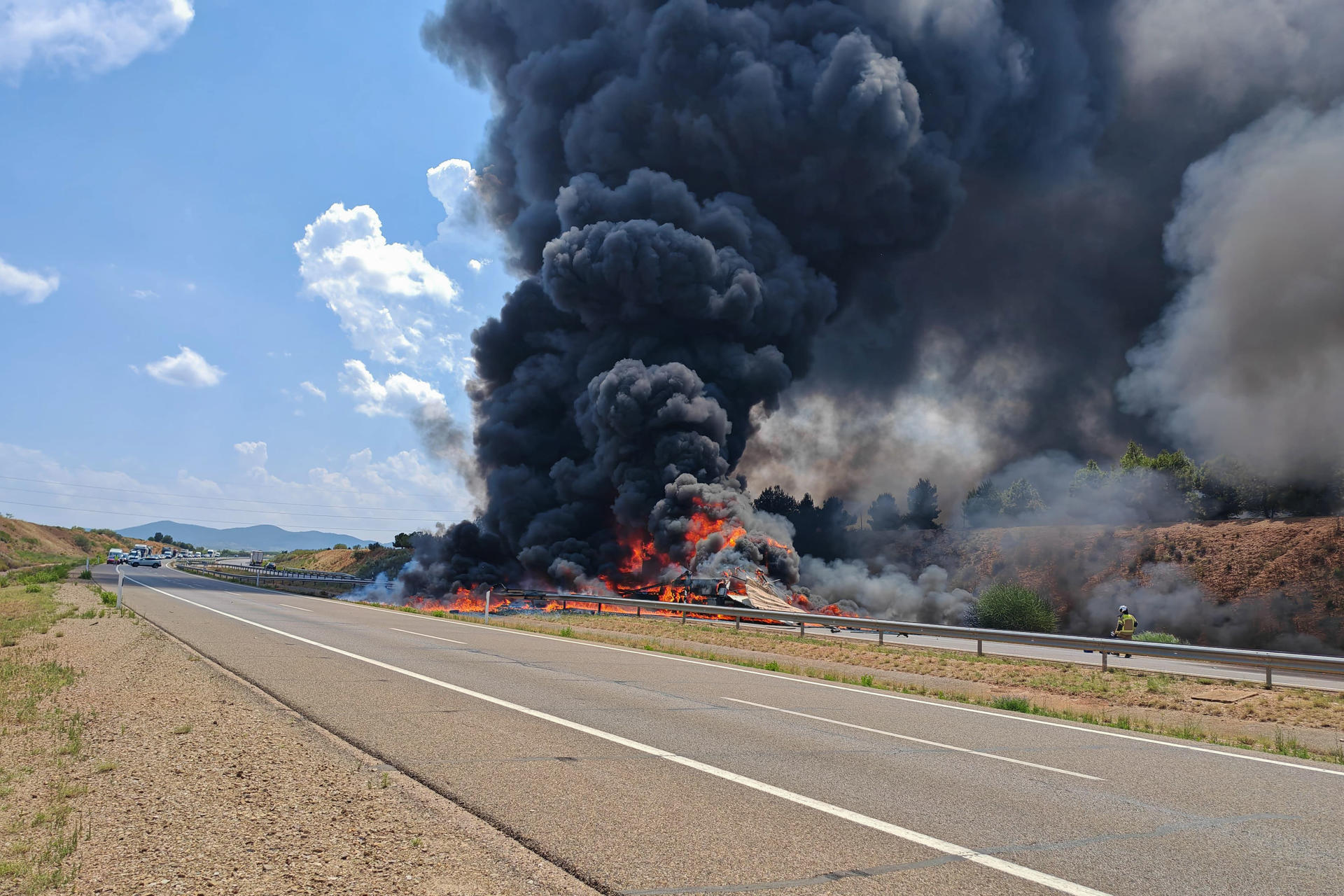 La autovía A-23 ha quedado reabierta al tráfico en sentido Zaragoza y permanece cortada en dirección a Teruel entre Cariñena y Paniza, en la provincia de Zaragoza, tras un accidente en el que se han visto implicados una furgoneta y tres camiones, dos de los cuales se han incendiado, sin que se hayan registrado daños personales.-EFE/ Guardia Civil ***SOLO USO EDITORIAL/SOLO DISPONIBLE PARA ILUSTRAR LA NOTICIA QUE ACOMPAÑA (CRÉDITO OBLIGATORIO)***