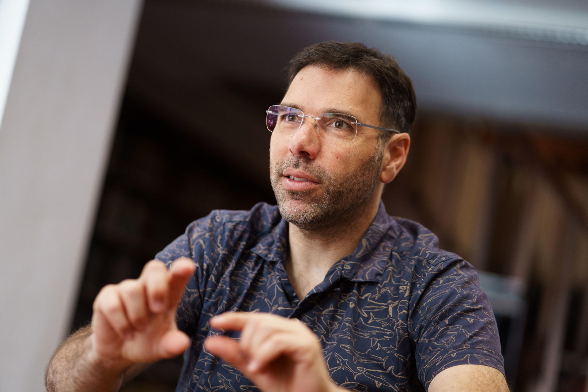 El investigador del Instituto de Astrofísica de Canarias (IAC) Enric Pallé ha dicho en una entrevista a EFE que las respuestas a la pregunta de si estamos solos en el Universo han llegado siempre desde la filosofía y la religión, y ahora, ha añadido "nos aproximamos a una respuesta científica". EFE/Ramón de la Rocha