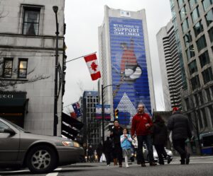 Fotografía de archivo de un grupo de transeúntes al cruzar una avenida de Vancouver (Canadá). EFE/Larry W. Smith