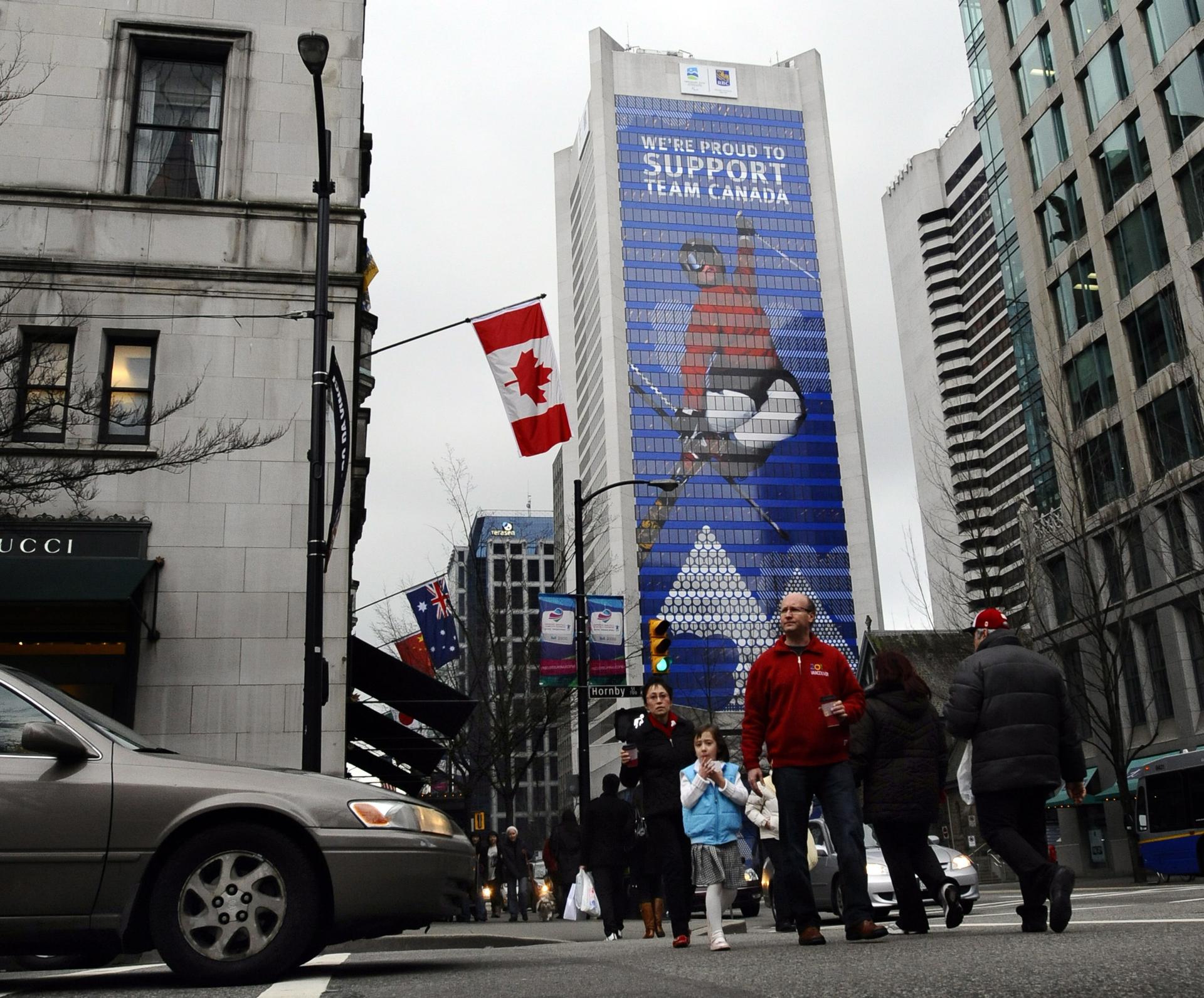Fotografía de archivo de un grupo de transeúntes al cruzar una avenida de Vancouver (Canadá). EFE/Larry W. Smith