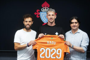 El portero internacional rumano Andrei Ionut Radu (c), junto al director de Fútbol del equipo gallego, Marco Garcés (d), durante su presentación como nuevo jugador del Celta de Vigo este miércoles, en la sala de prensa del Estadio Abanca Balaídos  de Vigo (Pontevedra). Aunque llega a Balaídos para suplir la baja de Vicente Guaita, el exportero del Venezia, que ha firmado un contrato hasta junio de 2029 con la entidad celeste, no se ve por delante de Iván Villar y Marc Vidal. EFE/ Salvador Sas