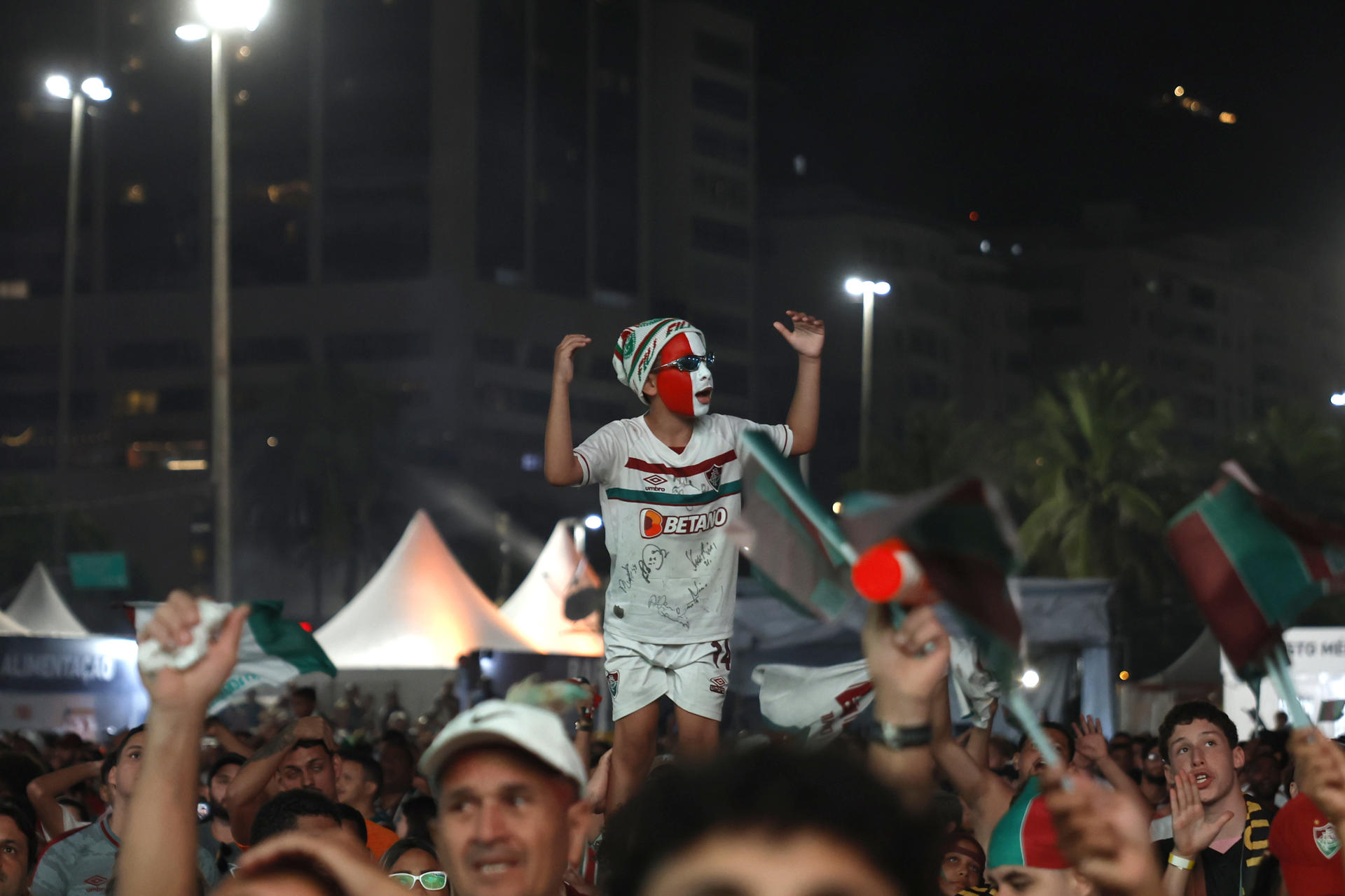 Aficionados de Fluminense observan el partido del Mundial de Clubes entre Fluminense y Chelsea este martes, en la playa de Copacabana en Río de Janeiro (Brasil). EFE/ Antonio Lacerda