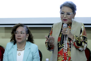 La Secretaría de Estado en los Despachos de las Culturas, Artes y Patrimonio de los Pueblos de Honduras, Anarella Vélez (d), acompañada de Margaud Godoy (i), embajadora de Venezuela en Honduras, participan durante una reunión este viernes, en Tegucigalpa (Honduras). EFE/Gustavo Amador
