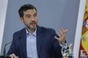 El ministro de Derechos Sociales, Consumo y Agenda 2030, Pablo Bustinduy, participa en la rueda de prensa posterior a la reunión del Consejo de Ministros, este martes, en el complejo del Palacio de la Moncloa. EFE/ Mariscal