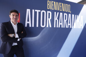 Aitor Karanka (i), nuevo director técnico de desarrollo y de la selección absoluta de fútbol, posa durante su presentación en la Ciudad del Fútbol de Las Rozas. EFE/ Javier Lizón
