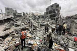 Imagen del 9 de abril de 2025 de los escombros en el barrio de Shujaiya, este de la norteña ciudad de Gaza, tras un bombardeo israelí.  EFE/ Ahmad Awad