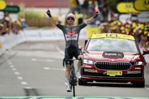 El ciclista australiano Kaden Groves (Alpecin-Deceuninck), en su llegada a meta durante la vigésima etapa del Tour de Francia, disputada este sábado. EFE/Christophe Petit Tesson