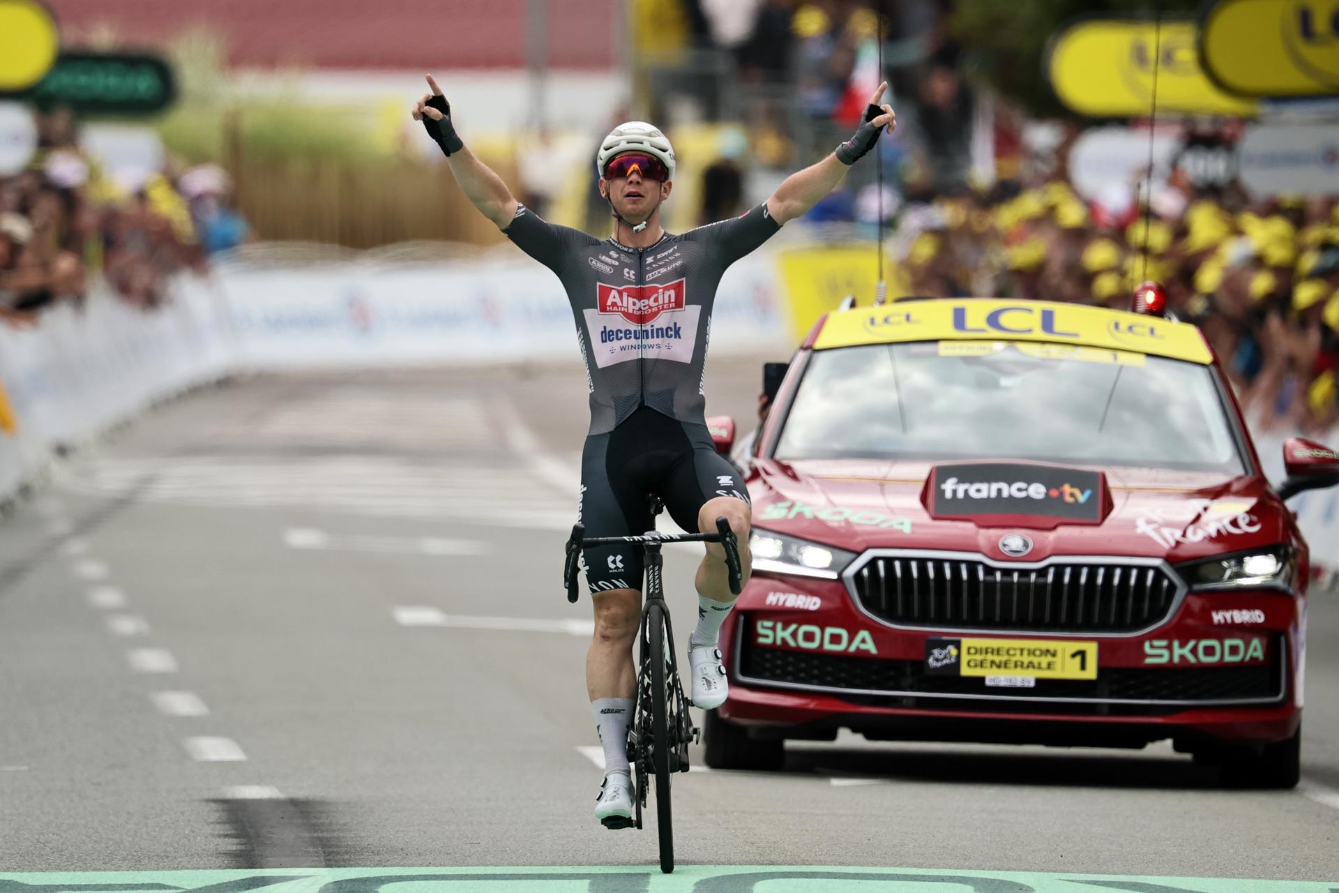 El ciclista australiano Kaden Groves (Alpecin-Deceuninck), en su llegada a meta durante la vigésima etapa del Tour de Francia, disputada este sábado. EFE/Christophe Petit Tesson