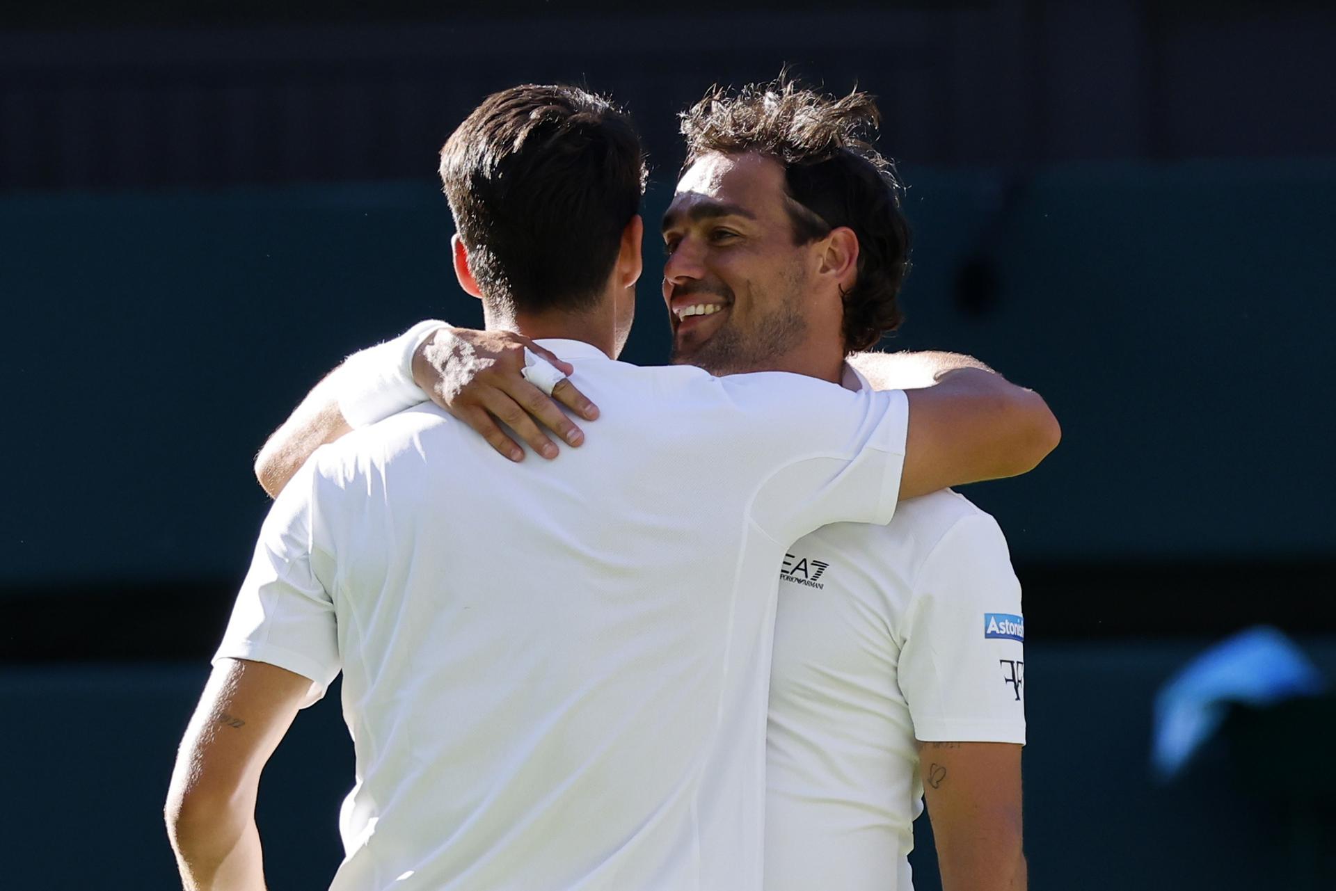 El español Carlos Alcaraz de España abraza al italiano Fabio Fognini de Italia después de ganar el partido de la primera ronda de Wimbledon, Reino Unido. EFE/EPA/TOLGA AKMEN SOLO USO EDITORIAL SOLO USO EDITORIAL