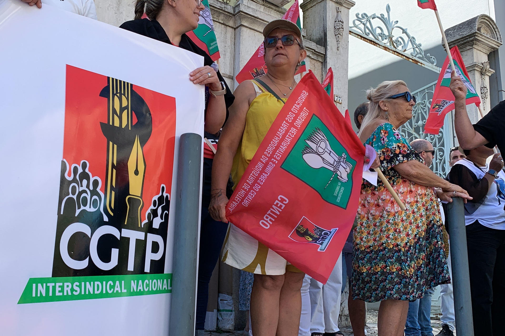 Un centenar de trabajadores del sector hotelero en Portugal se manifestaron este lunes en Lisboa para reclamar subidas salariales después de que, según denuncian, la patronal bloqueara la firma del acuerdo que había alcanzado recientemente con el sindicato mayoritario de los empleados. EFE/ Carlos Caselles
