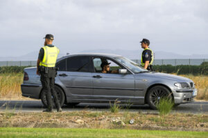 La Guardia Civil de Murcia y la policía local han desplegado desde la media tarde del lunes un visible dispositivo de vigilancia de los accesos por carretera a Torre Pacheco, donde desde hace tres días nueve personas han sido detenidas por los disturbios nocturnos. EFE/ Pablo Miranzo