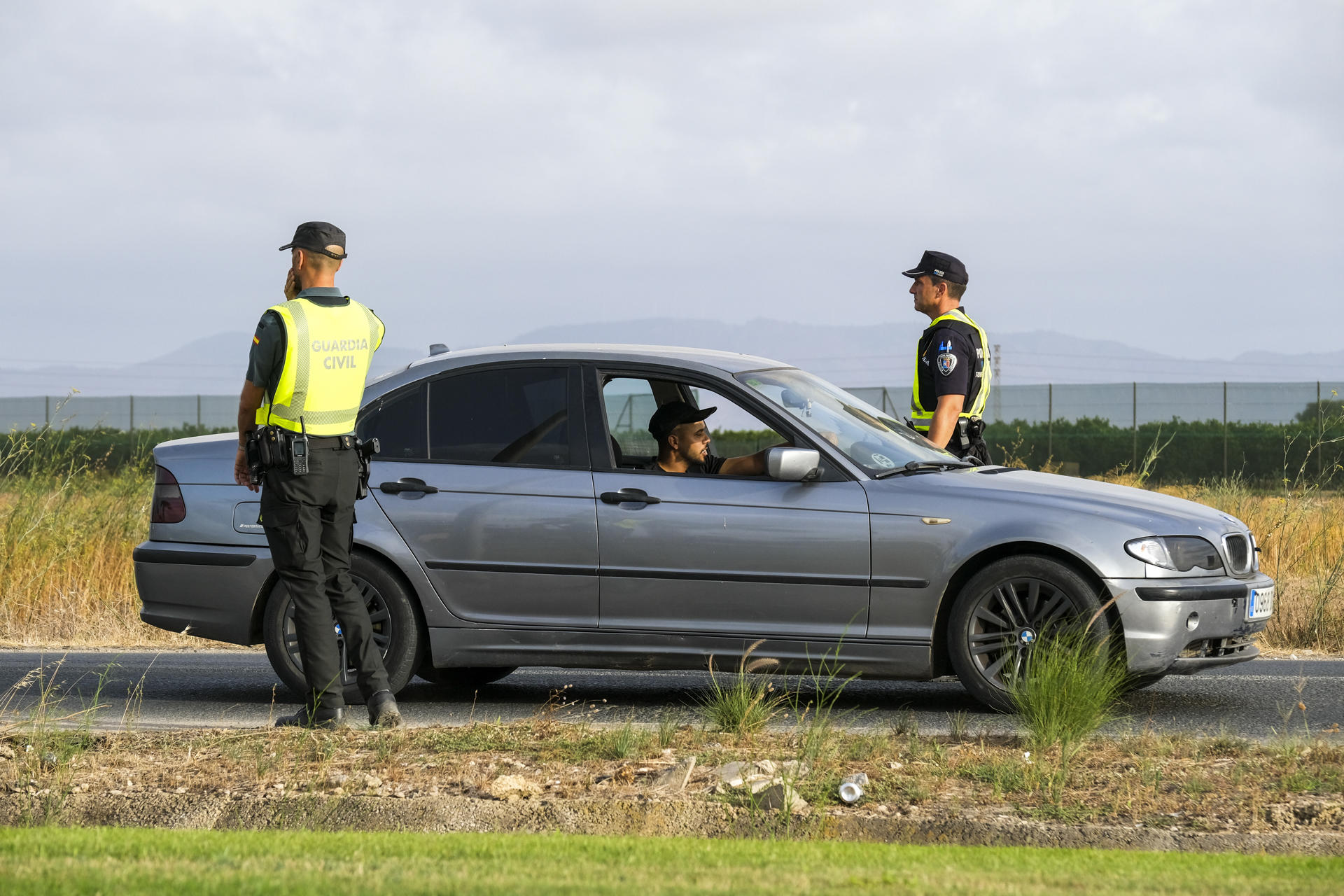 La Guardia Civil de Murcia y la policía local han desplegado desde la media tarde del lunes un visible dispositivo de vigilancia de los accesos por carretera a Torre Pacheco, donde desde hace tres días nueve personas han sido detenidas por los disturbios nocturnos. EFE/ Pablo Miranzo