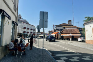 Zona comercial de la localidad portuguesa de Vilar Formoso (Portugal), en la frontera hispanolusa con Salamanca (España), donde la gente busca las sombras de las terrazasl. Los distritos del norte y centro de Portugal limítrofes con España se encuentran este martes en el nivel de "peligro máximo" (el más alto) de incendio forestal, debido a las condiciones climatológicas, especialmente por las altas temperaturas y la humedad relativa. EFE/ Carlos García.
