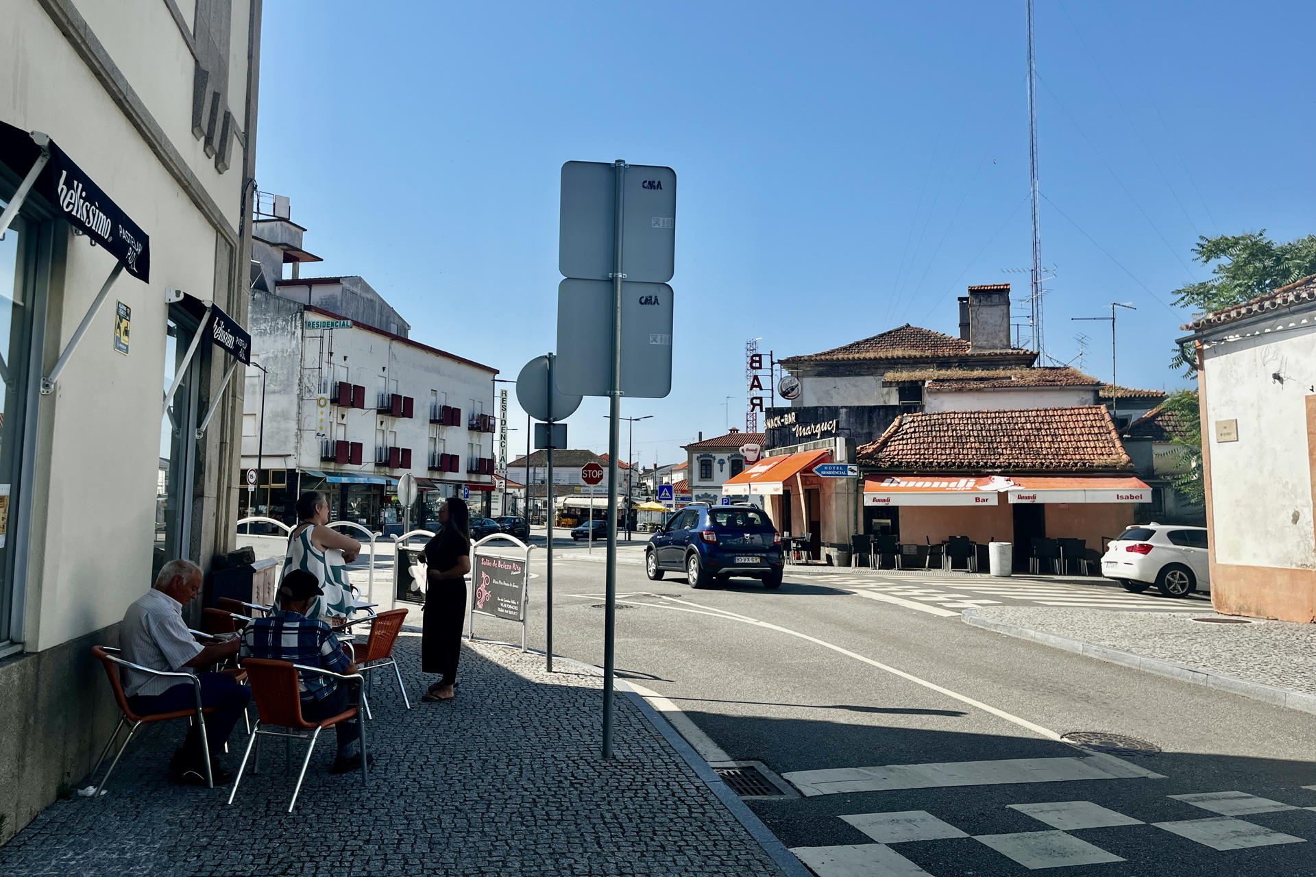 Zona comercial de la localidad portuguesa de Vilar Formoso (Portugal), en la frontera hispanolusa con Salamanca (España), donde la gente busca las sombras de las terrazasl. Los distritos del norte y centro de Portugal limítrofes con España se encuentran este martes en el nivel de "peligro máximo" (el más alto) de incendio forestal, debido a las condiciones climatológicas, especialmente por las altas temperaturas y la humedad relativa. EFE/ Carlos García.