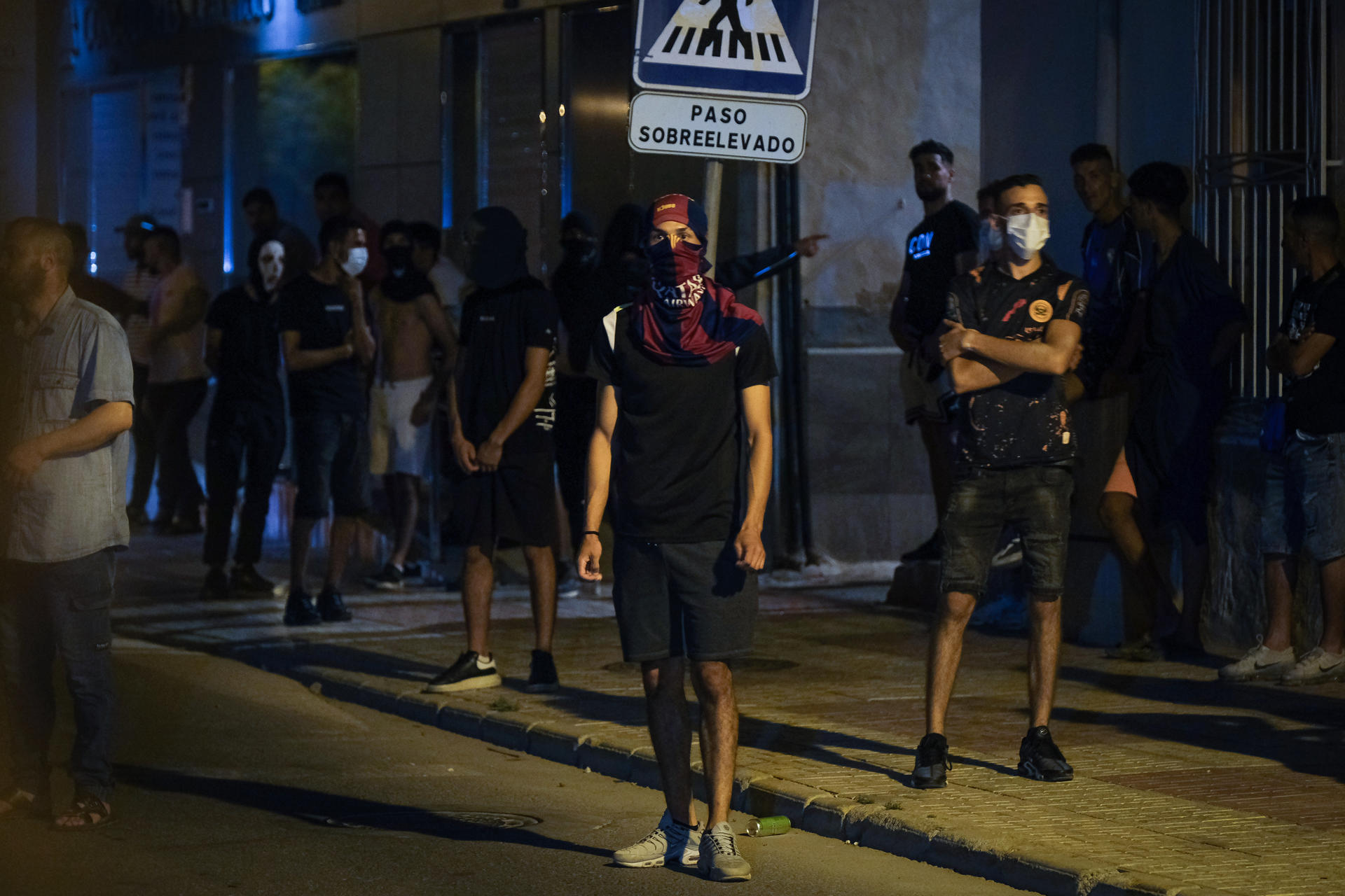 Jóvenes reunidos por la noche en el barrio de San Antonio en Torre Pacheco, Murcia, donde desde hace tres días nueve personas han sido detenidas por los disturbios nocturnos. EFE/ Pablo Miranzo