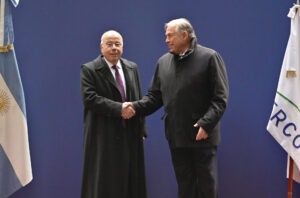 El canciller argentino, Gerardo Werthein (d), posa junto al canciller de Brasil, Mauro Vieira, durante la cumbre del Mercosur este miércoles, en Buenos Aires (Argentina). EFE/Matias Martín Campaya